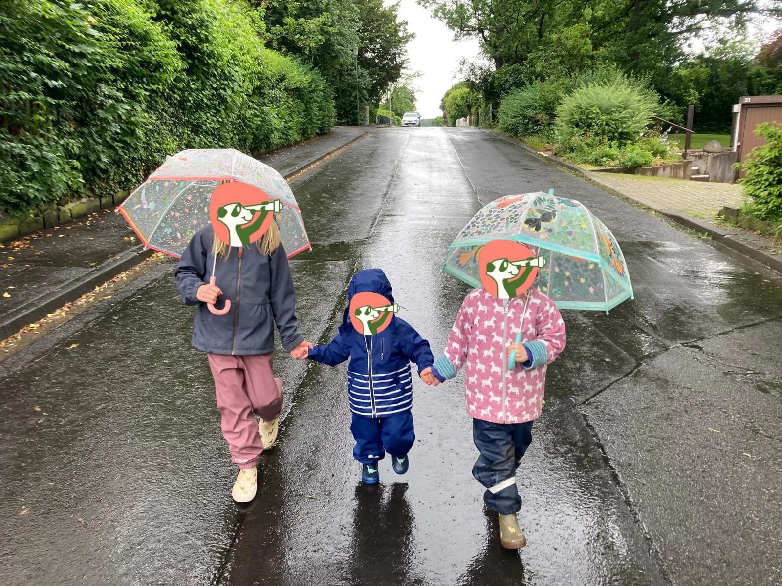 Familie startet in den Regentag
