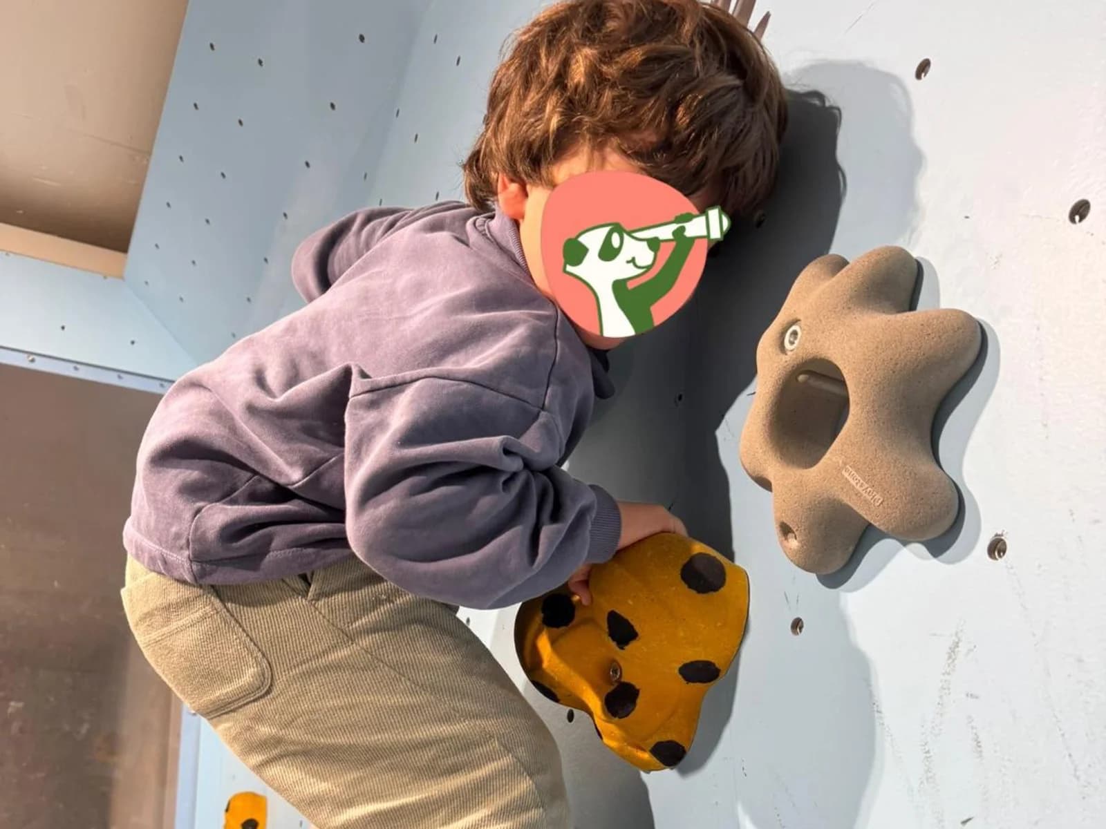 Kinder toben im Indoorbereich