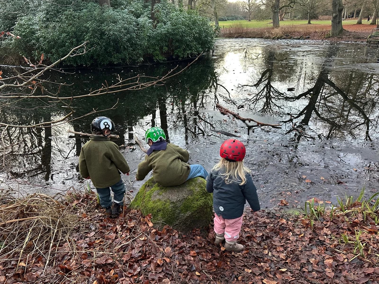 Familie trinkt Kakao mit Blick auf den Regen