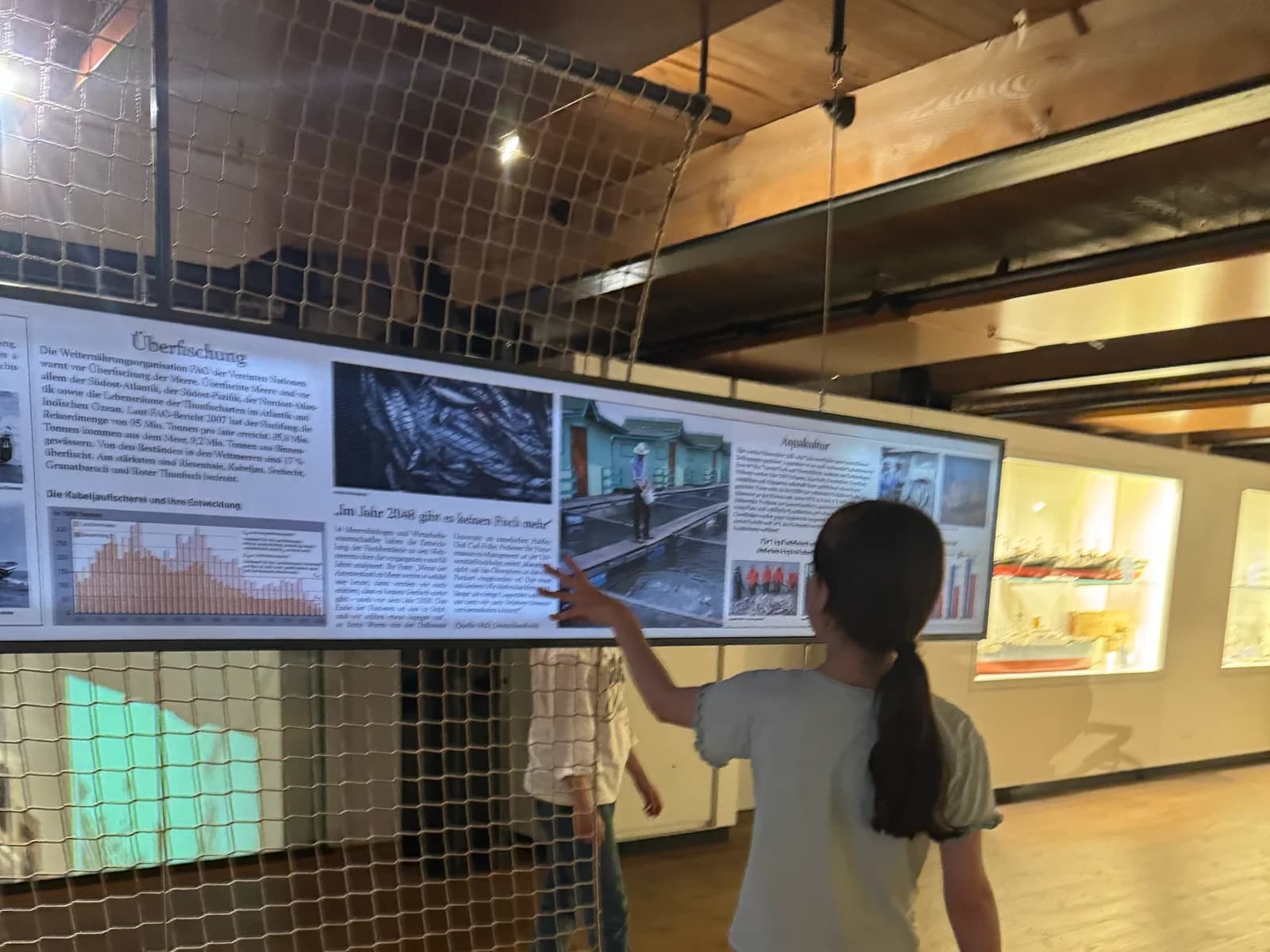 Familie betrachtet einen digitalen Museumsplan
